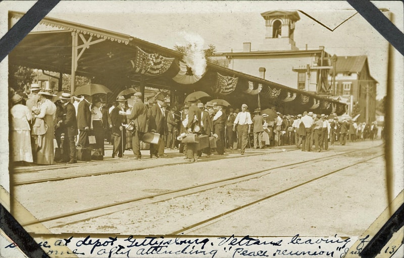 Veterans leaving train depot 1913 Gettysburg Reunion 